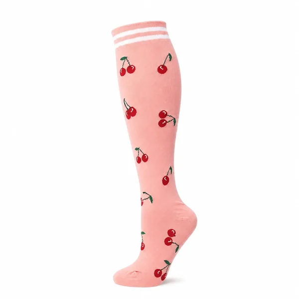 Chaussettes de contention rose pâle "Le Temps des Cerises" à motifs cerises et rayures blanches.