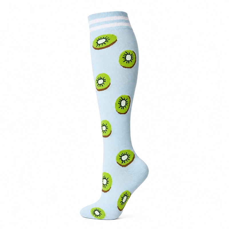 chaussettes-compression-kiwis Chaussettes de contention "Délit de Kiwi" bleu ciel, motifs kiwi, pour jambes légères.