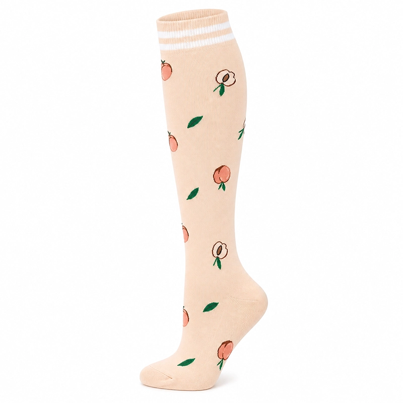 chaussettes-compression-peches Chaussettes de contention beige clair motif pêches fruitées, haut côtelé à rayures.