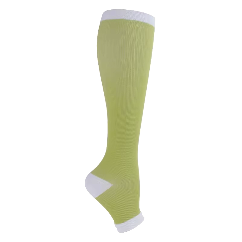 Mi-bas de contention vert pomme pieds ouverts, compression 15-20mmHg, avec bande et talon blancs.