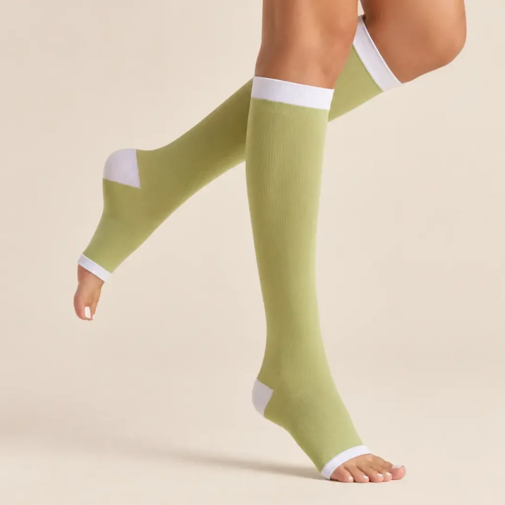 Mi-bas de contention vert pomme pieds ouverts, compression 15-20mmHg, avec bande et talon blancs.