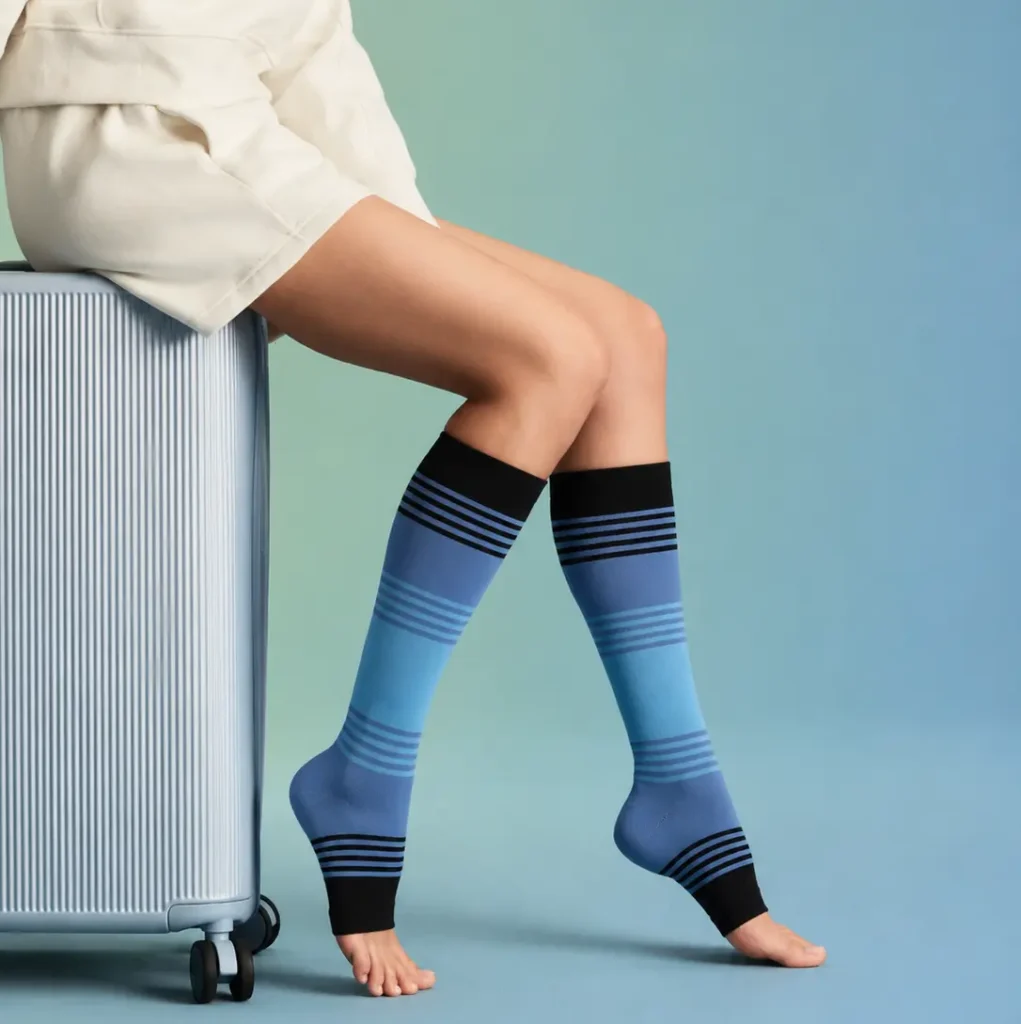 Mi-bas de contention pieds ouverts rayures bleues noires, soutien veineux et confort.